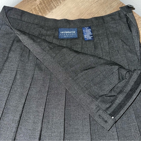 NWOT Liz Claiborne lizsport Charcoal pleated A-Line Skirt petite size 6 - Picture 5 of 8